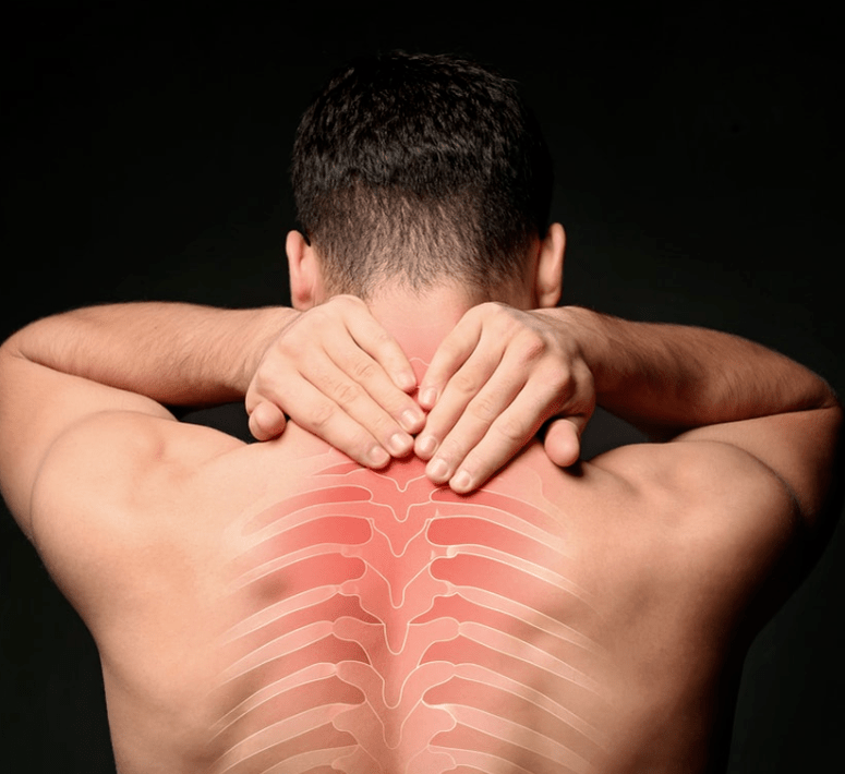 Një burrë është i shqetësuar për osteokondrozën e shpinës torakale