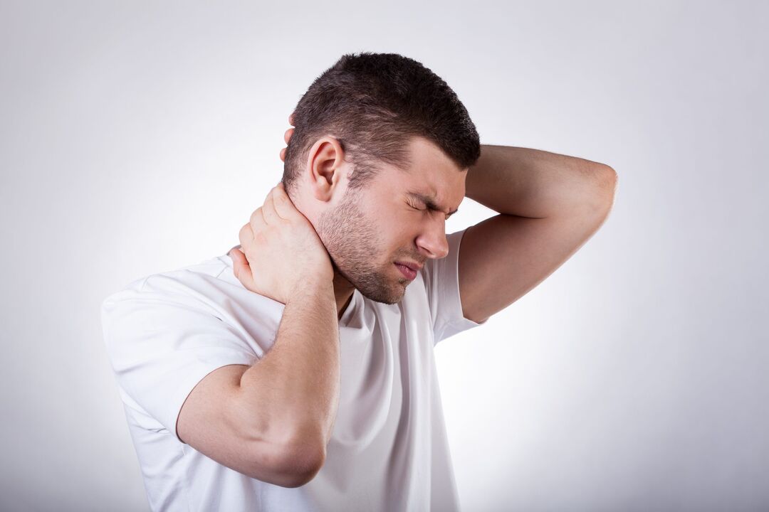 Një burrë është i shqetësuar për osteokondrozën e qafës së mitrës, e cila kërkon trajtim kompleks
