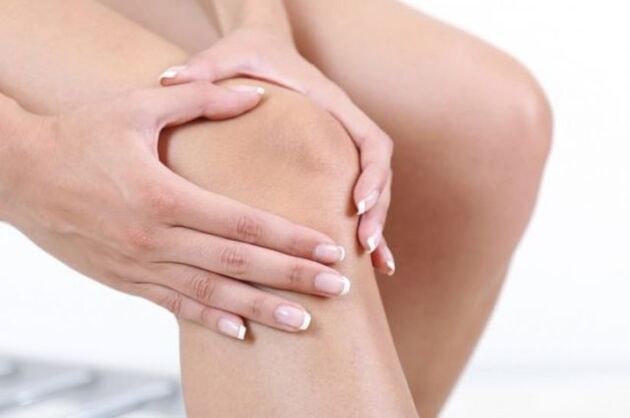 Me artrozë, shfaqet dhimbje akute, duke zvogëluar lëvizshmërinë e nyjës së gjurit. 